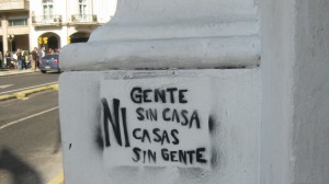 Pintada en las calles de Buenos Aires "Ni gente sin casa, ni casas sin gente"