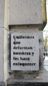 Pintada en las calles de buenos aires "Uniformes que deforman hombres y les hace enloquecer"